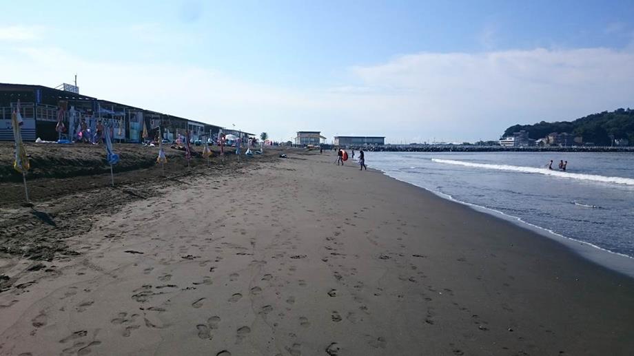 A photo of a Japanese beach with an arrow indicating how close the bars and shops are to the beach